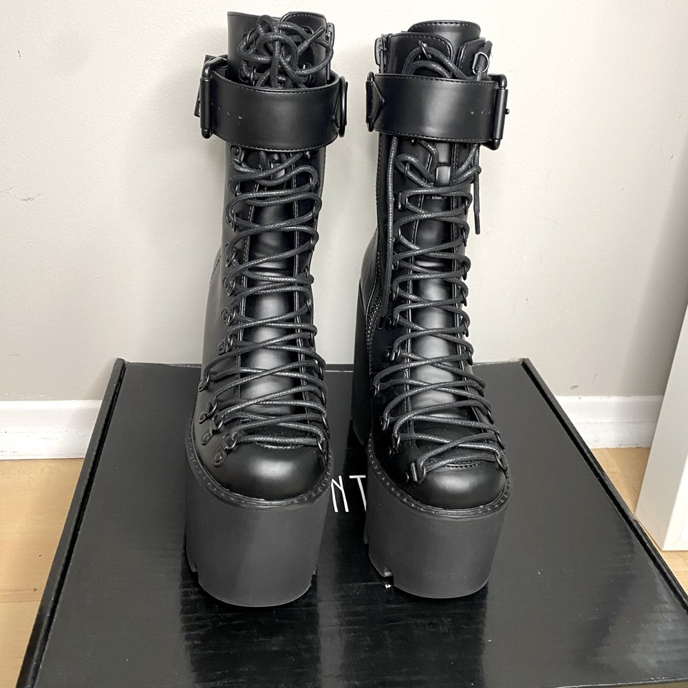 BLACK, Sizes 7us
Synthetic Upper EVA Sole
6" Heel
3" Platform
Never used.
